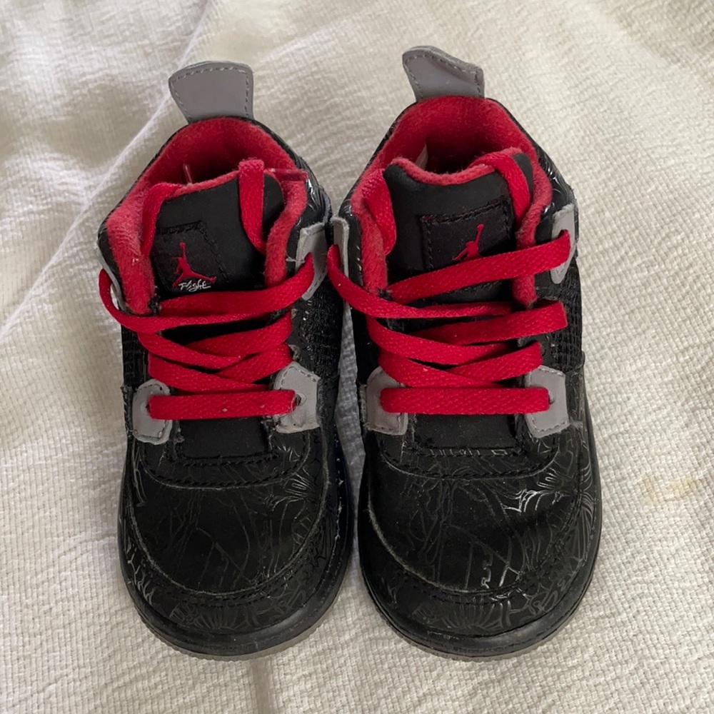 Black & red Nike Jordan’s size 6